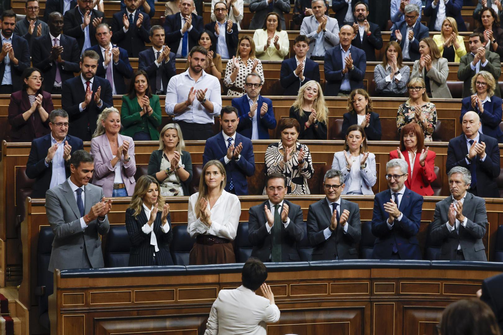 Los diputados de la coalición de Gobierno aplauden a la ministra de Vivienda, Isabel Rodríguez, tras su discurso en el pleno. EFE/JJ Guillén