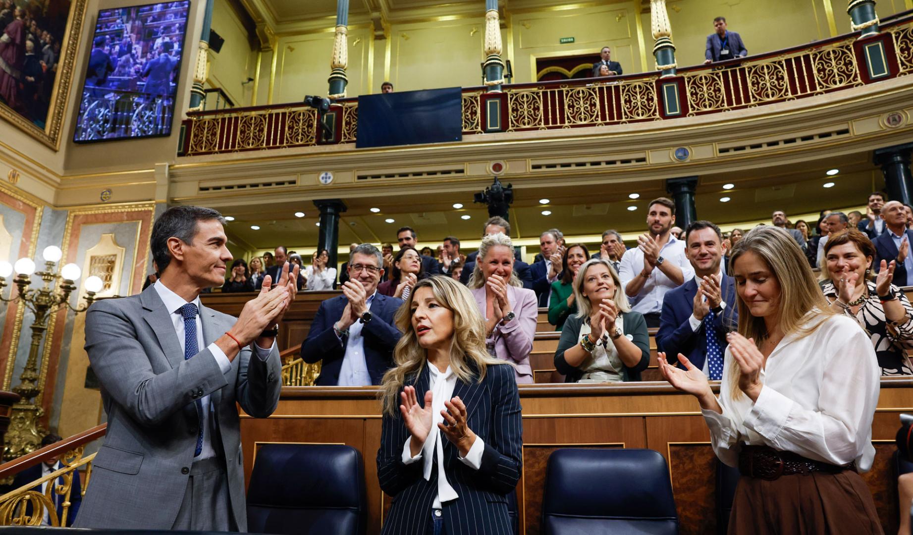 El presidente del Gobierno, Pedro Sánchez, aplaude a su llegada al Congreso de los Diputados para el pleno en el que se debate y vota los decretos de vivienda del Gobierno