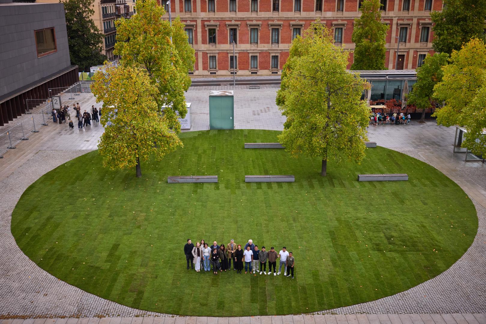 Los protagonistas de la apertura de los Encuentros de Pamplona 2026 sobre el área de 900 metros cuadrados que los alumnos de la Facultad de Arquitectura han instalado de forma temporal en la Plaza de Baluarte
