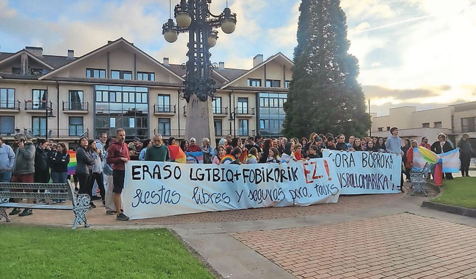 Vista de la concentración llevada a cabo en la plaza de Gorraiz.