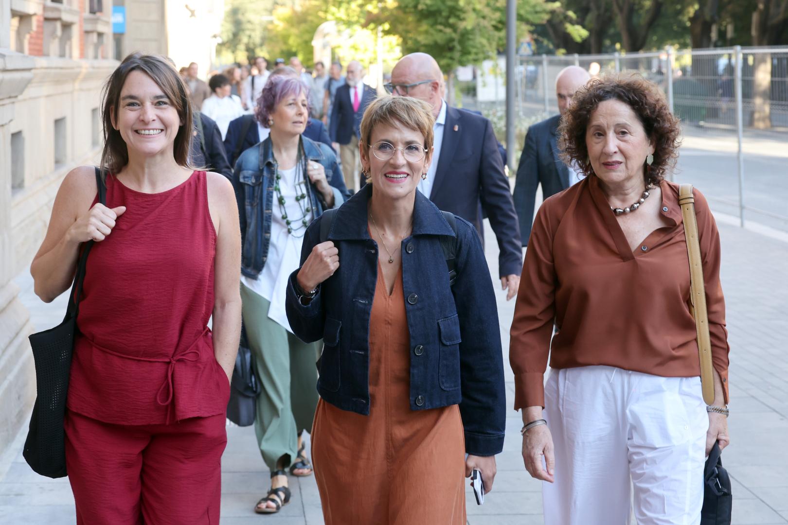 La presidenta María Chivite, flanqueada por las consejeras de Vivienda (Begoña Alfaro) y Derechos Sociales (Carmen Maeztu). detrás, más miembros del Gobierno