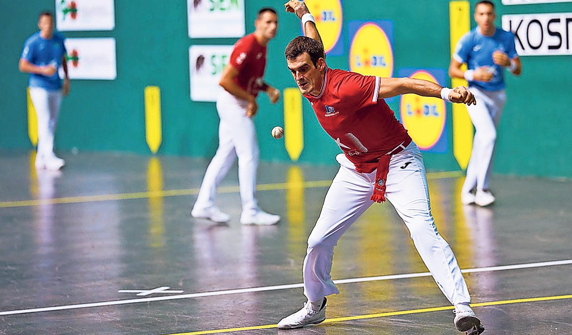 Ezkurdia ejecuta en saque en presencia de Albisu en el Arena