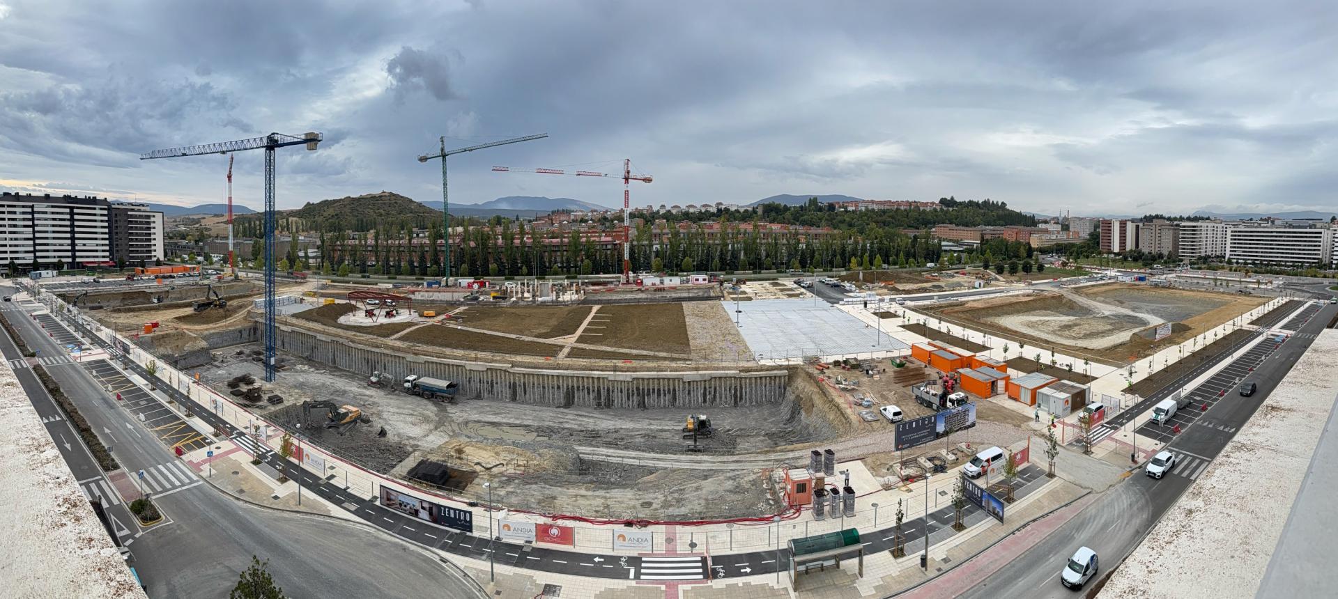 Fotografía con gran angular del estado actual de las obras en Erripagaña. A la izquierda irán las viviendas de VPO, en el centro la vivienda libre y el parque central y a la derecha la zona comercial