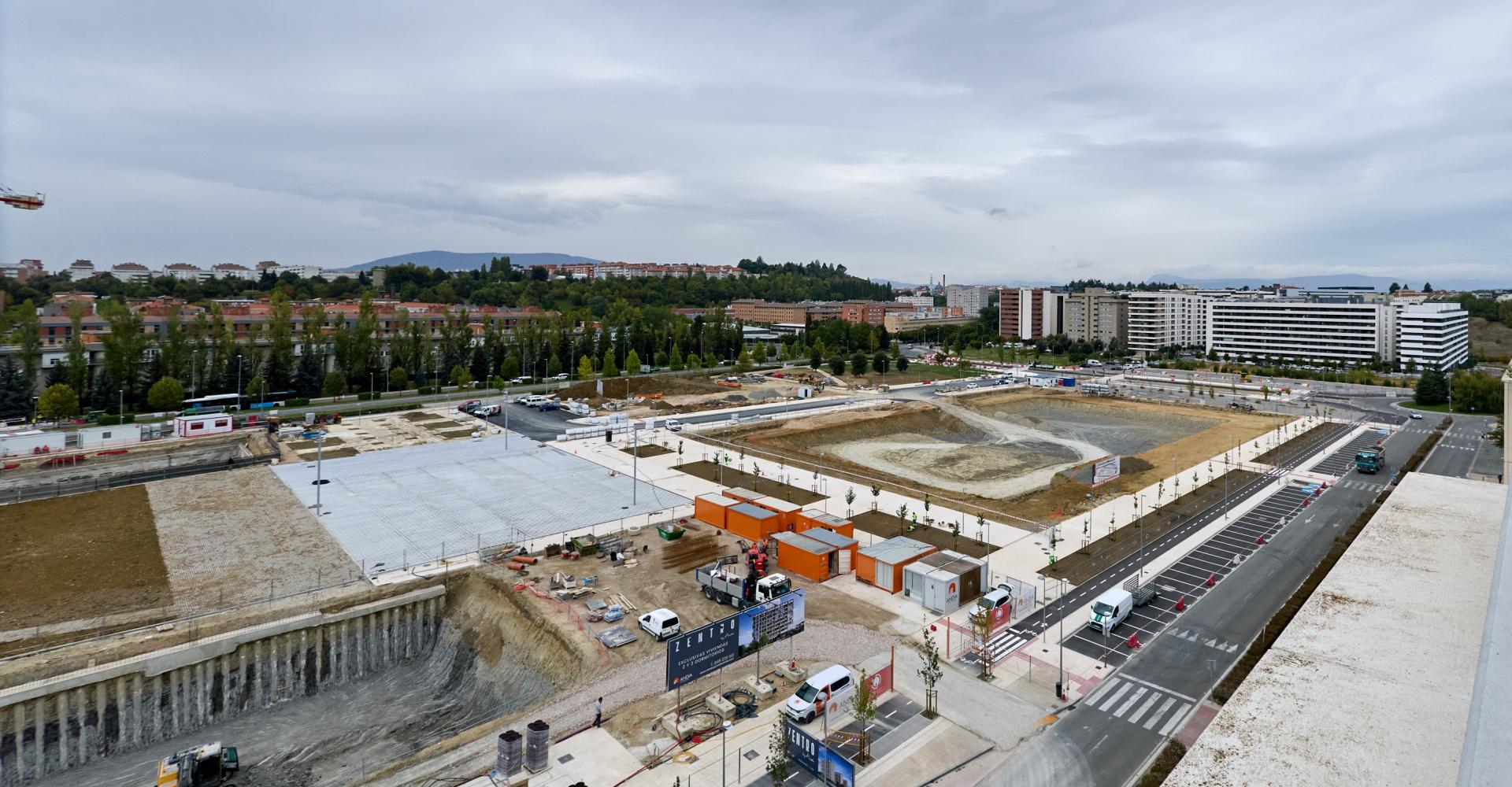 A la derecha, la zona comercial de la nueva urbanización de Erripagaña