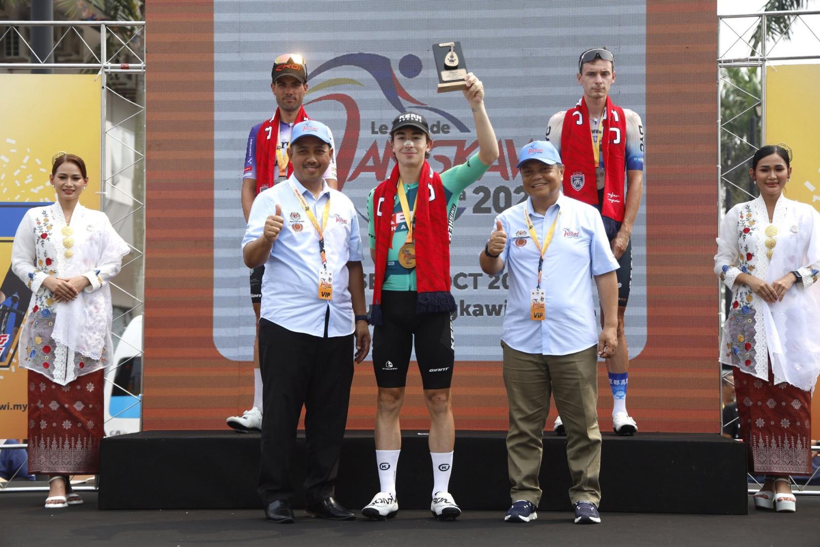 Nil Gimeno, en el podio del Tour de Langkawi tras ganar la penúltima etapa