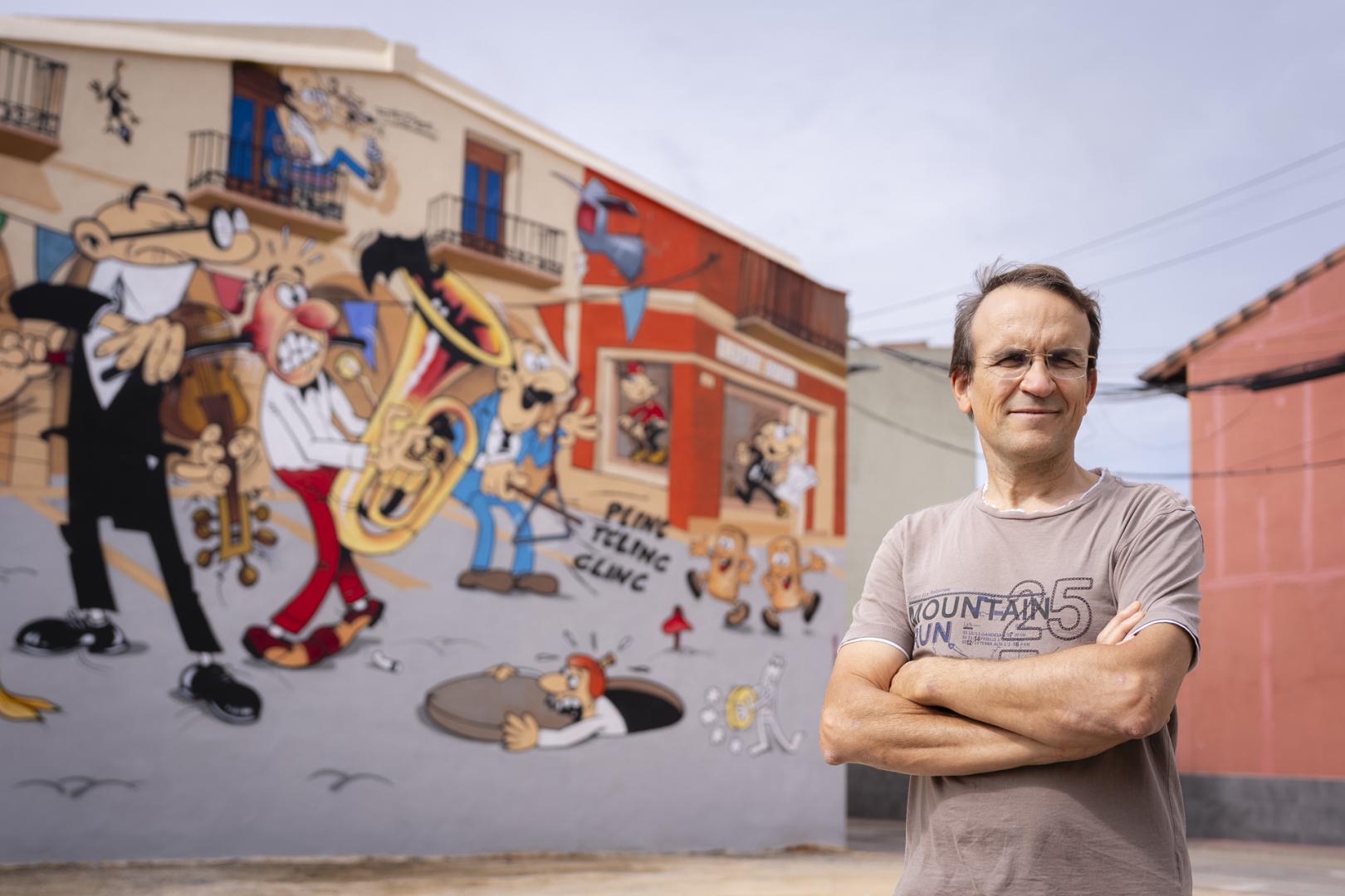 Vicenç Borrell, vecino de Cassà de la Selva (Girona) y promotor de un mural de noventa metros cuadrados que recrea una viñeta de Mortadelo y Filemón
