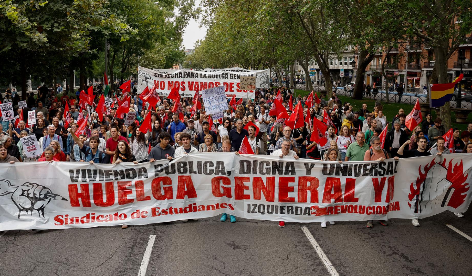 Manifestación convocada por el Sindicato de Inquilinas para denunciar la caída de los decretos de la vivienda y reclamar una rebaja del 50 % en los alquileres, la exigencia de contratos indefinidos y también la expropiación de las viviendas a los fondos buitres, mientras llama a la huelga general, este sábado