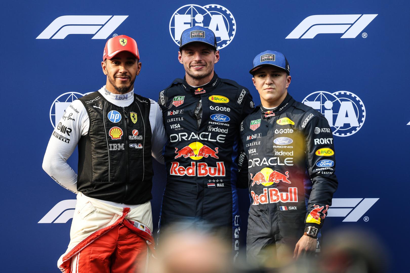 Hamilton (2º), Verstappen (1º) y Hadjar (3º)
