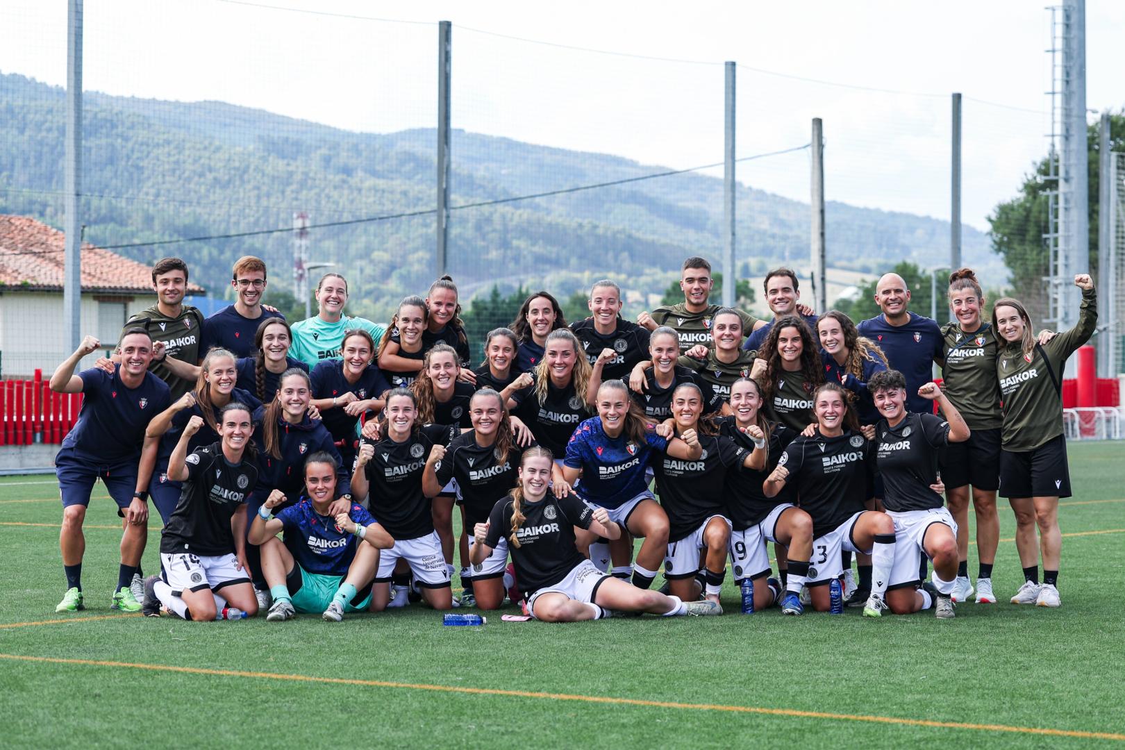 La plantilla y el cuerpo técnico de Osasuna Femenino celebra el triunfo en Lezama