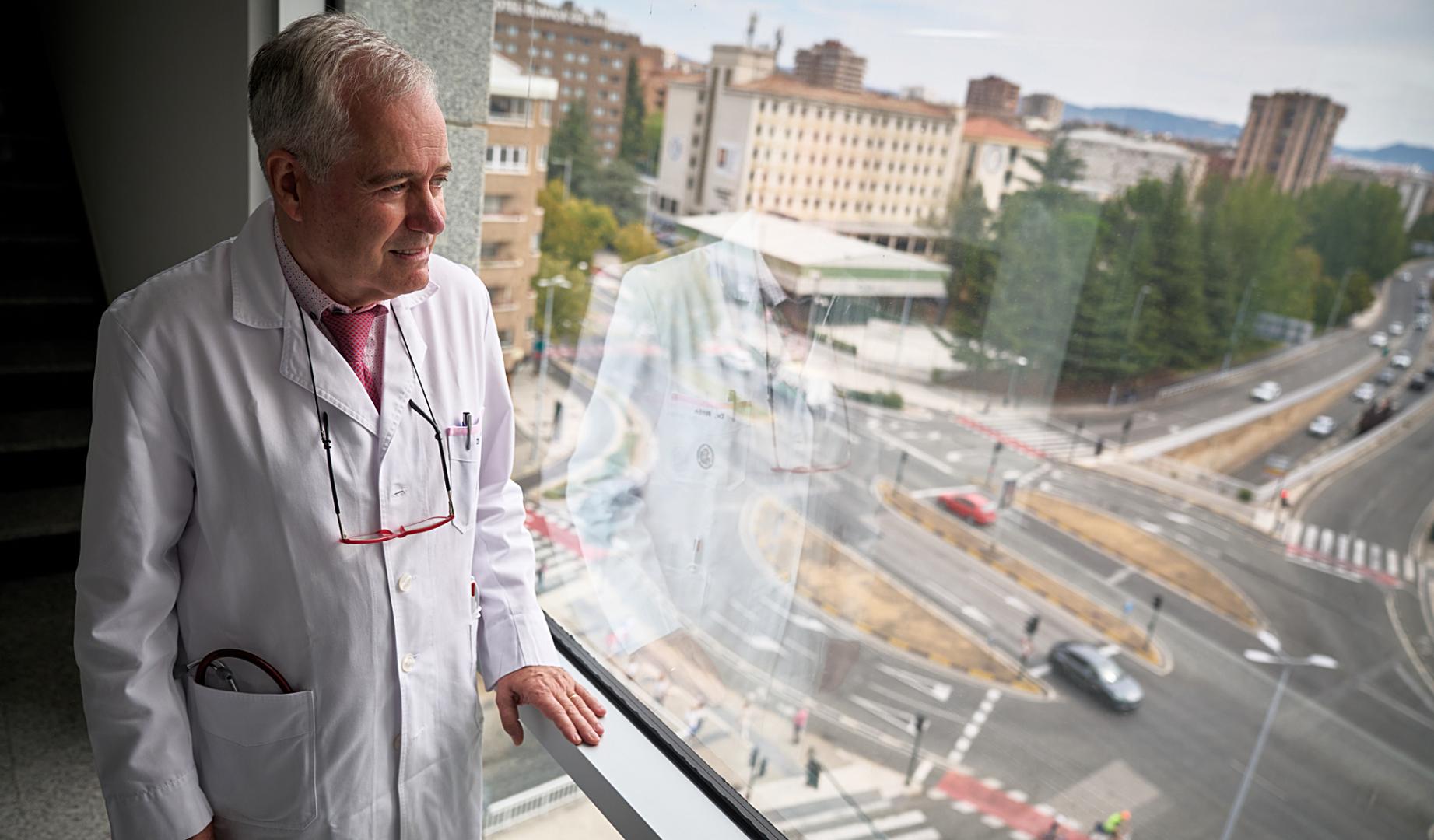 El Dr. José Rifón Roca mira al exterior desde una ventana de la séptima planta de la Clínica Universidad de Navarra