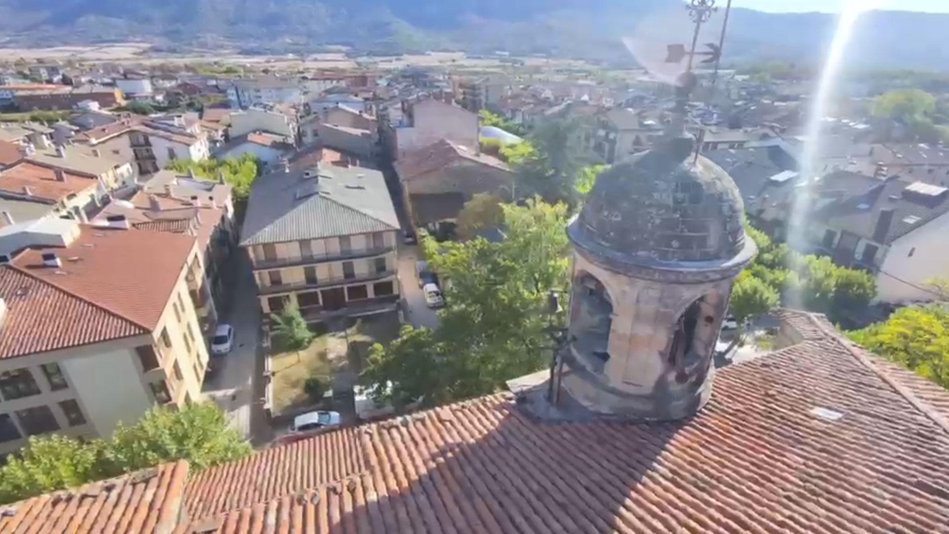 Vídeo: vista circular aérea del campanario de Etxarri Aranatz en el que se observan las seis campanas