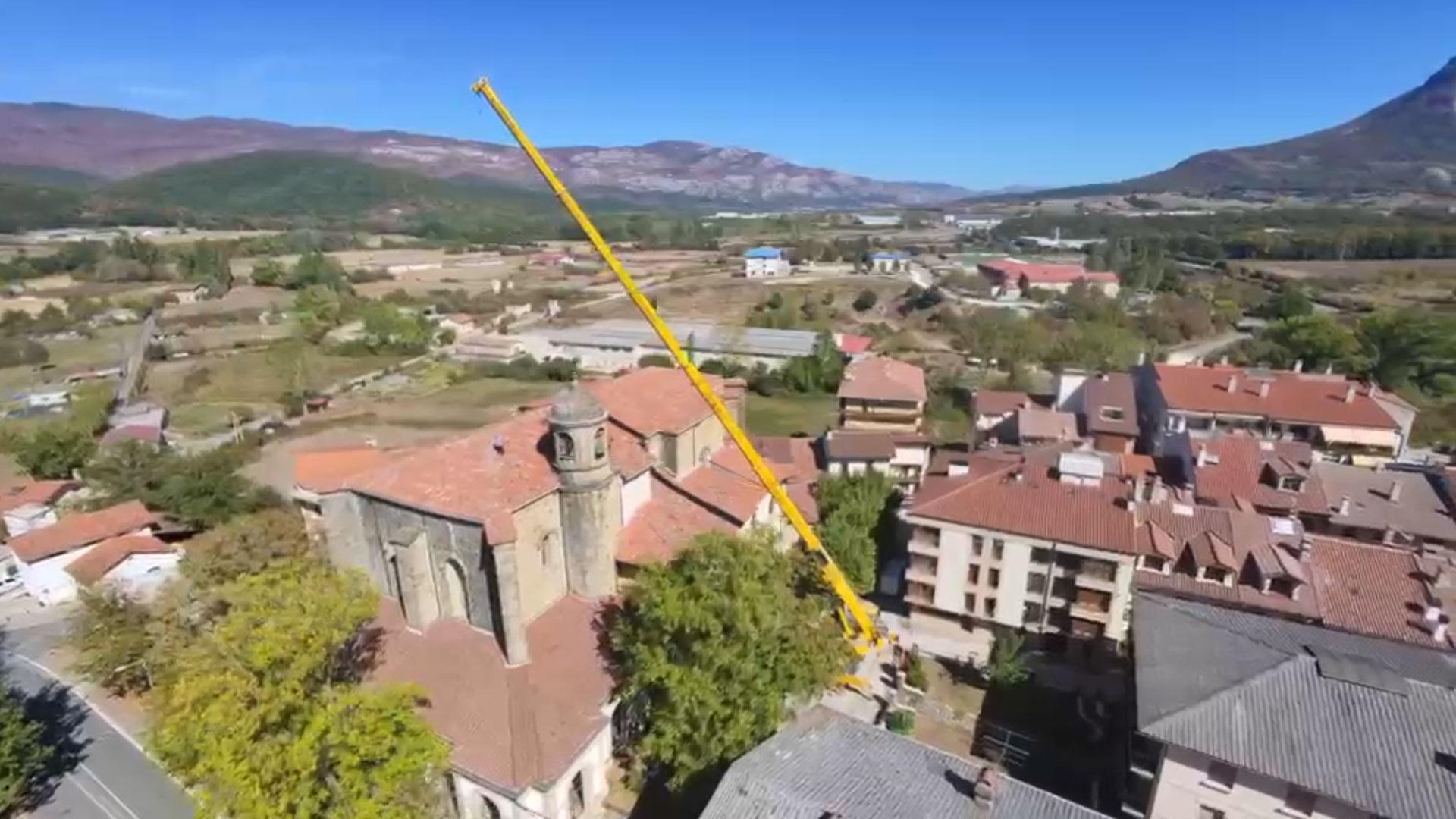 Vídeo grabado con un dron del trabajo de desmonte de la campana de Etxarri-Aranatz que se ha llevado a restaurar
