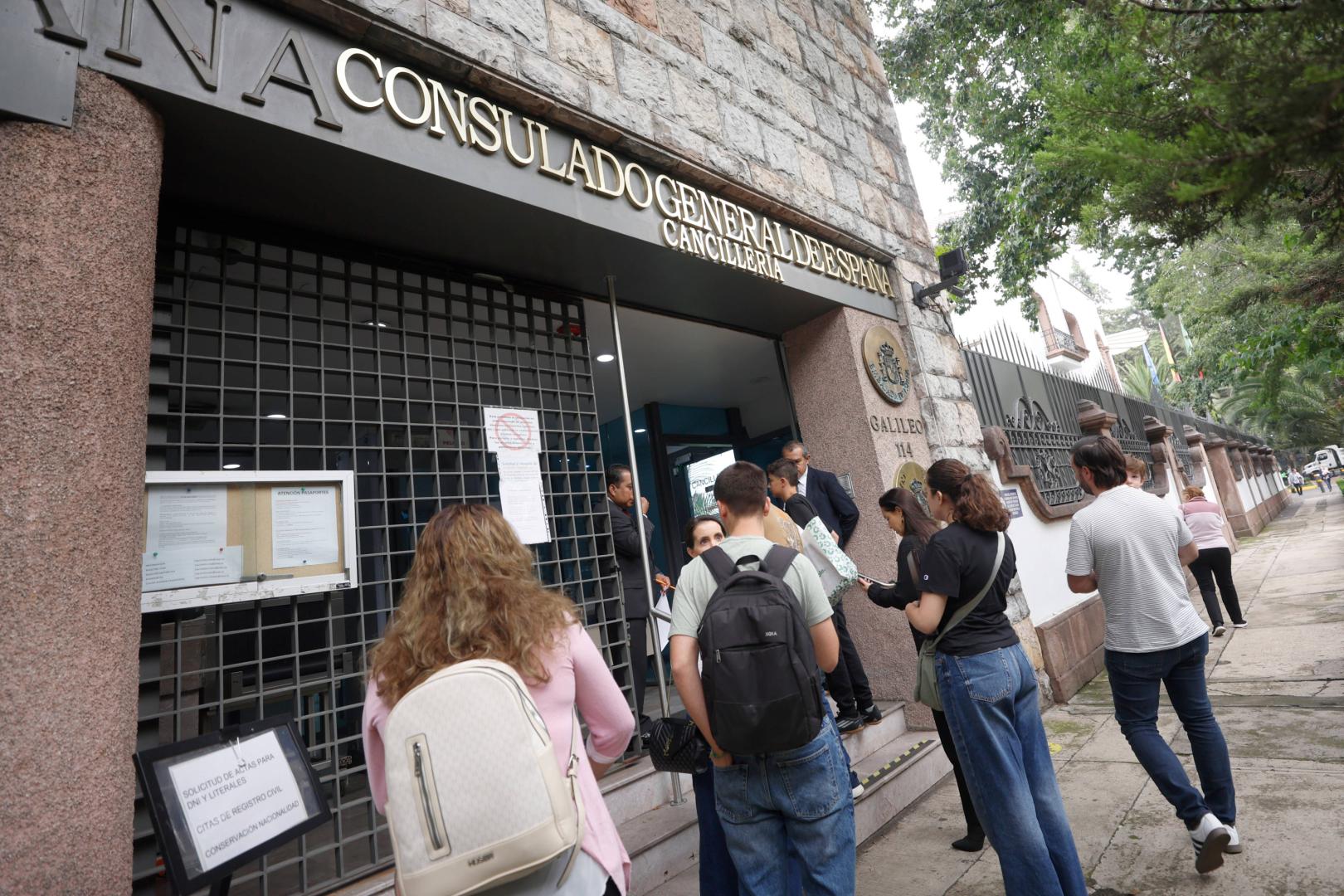 MEX2266. CIUDAD DE MÉXICO (MÉXICO), 08/09/2026.- Personas hacen fila para realizar trámites en la Embajada de España este martes en la Ciudad de México (México). La reciente decisión del Tribunal Supremo de España de suspender cautelarmente el derecho al voto de las personas nacionalizadas por la "ley de nietos" hasta acreditar que son descendientes directos de exiliados ha sido recibida con un marcado desconocimiento y dudas a las puertas del Consulado General de España en la Ciudad de México. EFE/Sáshenka GutiérrezColas en el Consulado de España en México tras la resolución del TS. EFE