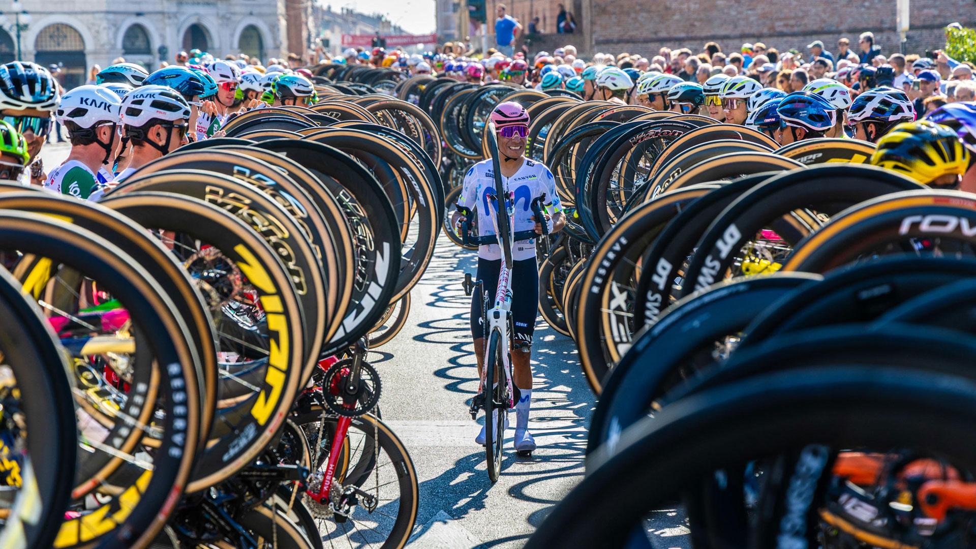 Todos los participantes en el Giro a Emilia hicieron un pasillo con sus bicicletas a Nairo Quintana este sábado en el día de su despedida tras 17 temporadas como ciclista profesional que, sonriente, cruzó el mismo agradeciendo a todos el cariño mostrado