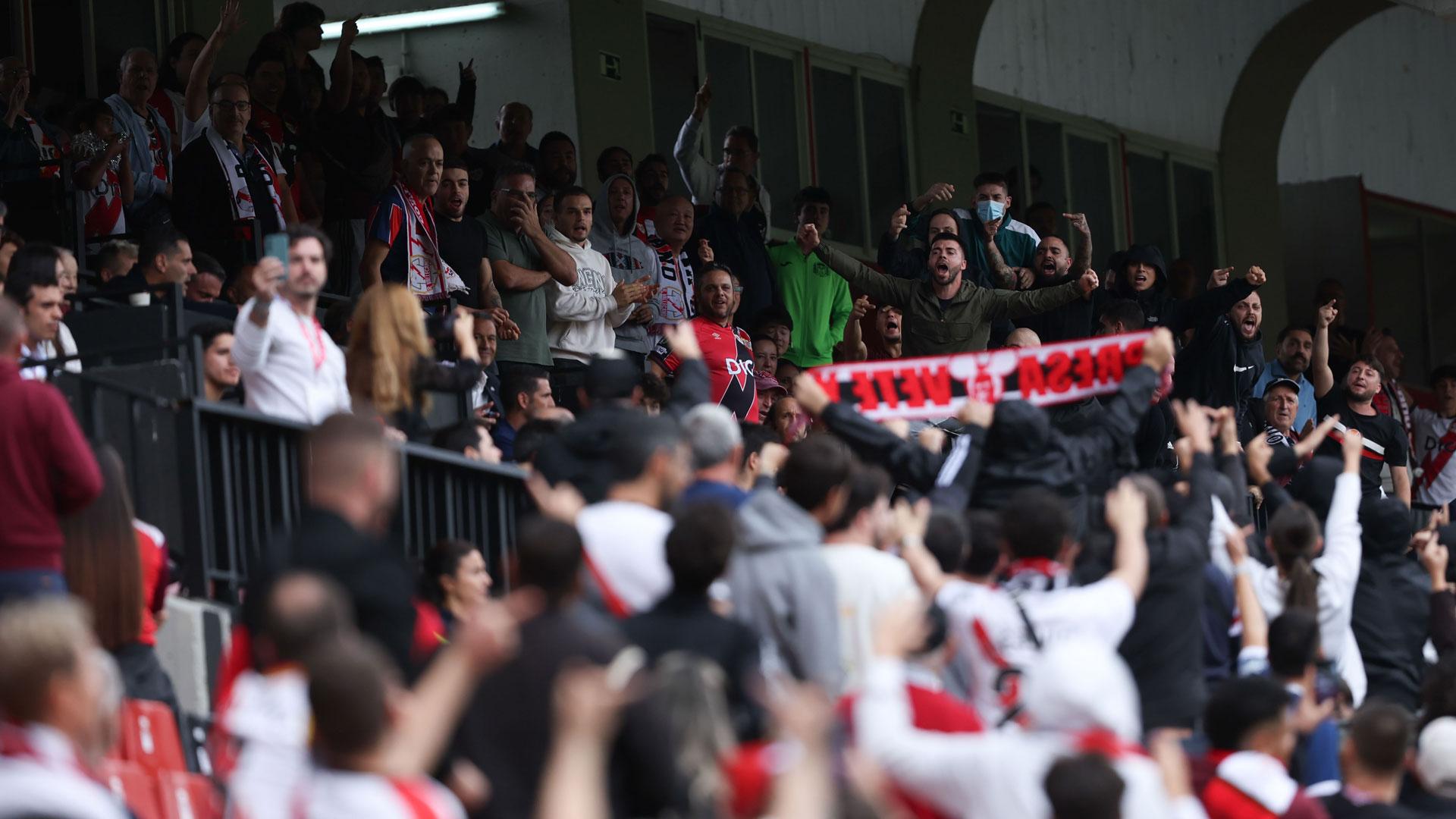 Aficionados del Rayo Vallecano increpan y protestan contra el presidente Raúl Martín Presa, durante el partido de la X Edición del Trofeo de Vallecas entre el Rayo y el Cagliari Calcio