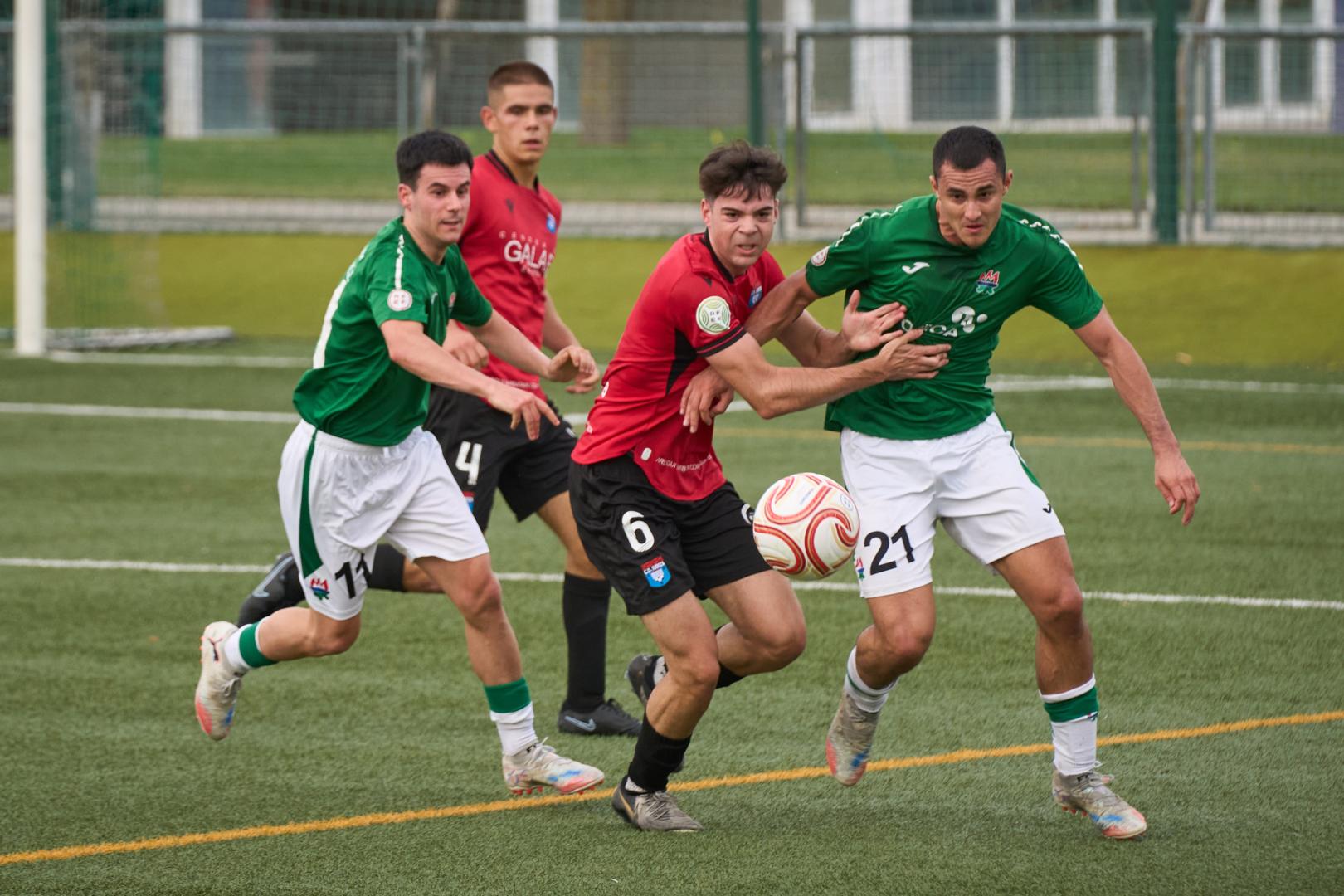Pablo Lambea, del Subiza, defiende a Ander Altxu que recibe un balón