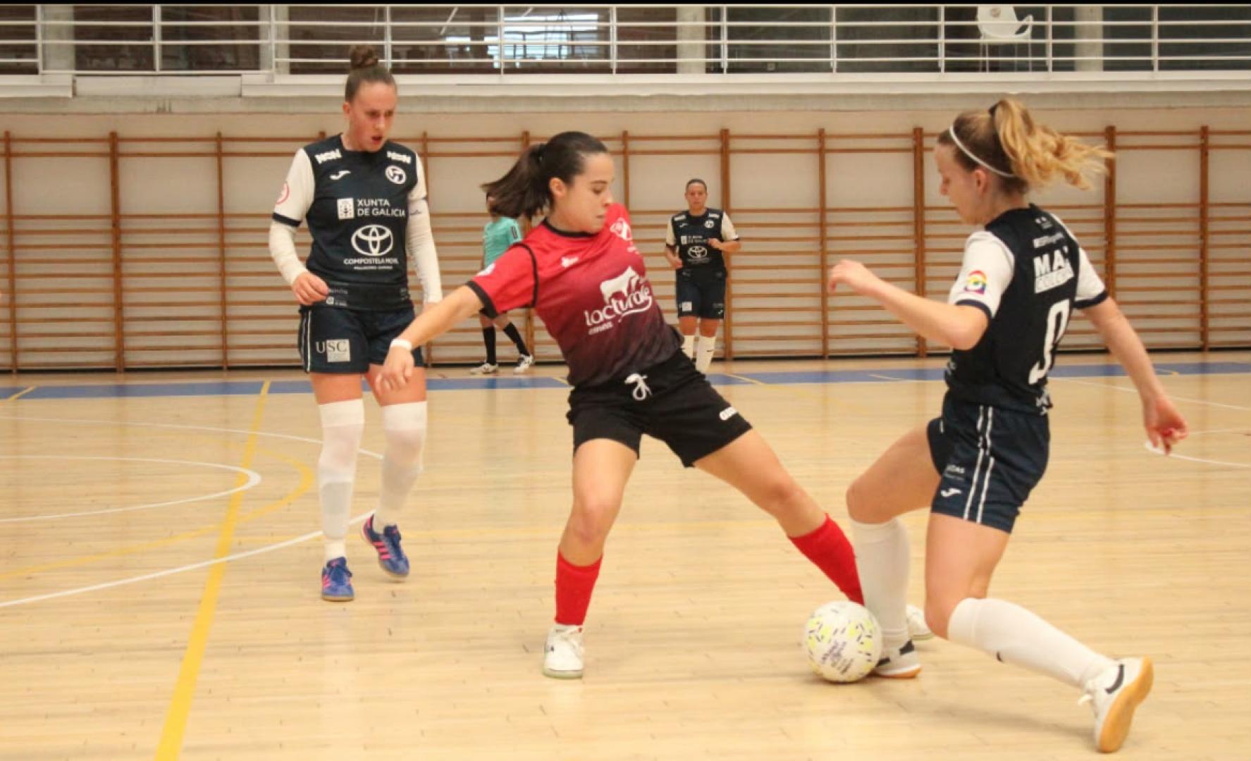 Maialen Pérez, jugadora del Lacturale Orvina disputa el esférico ante una jugadora del Segosala.