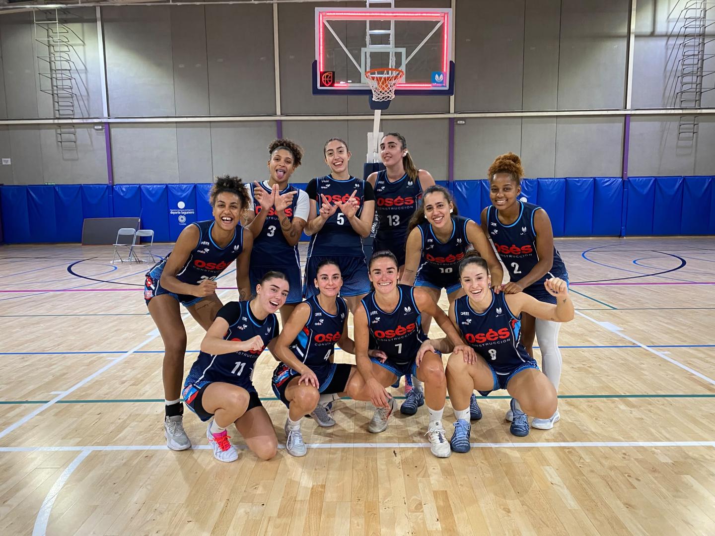 Las jugadoras del Osés Construcción celebran en Santa Cruz de Tenerife la victoria en el inicio liguero.