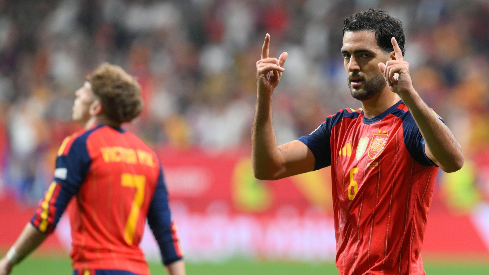 El navarro Mikel Merino hace un gesto con las manos para celebrar su gol frente a la República Checa con la selección española