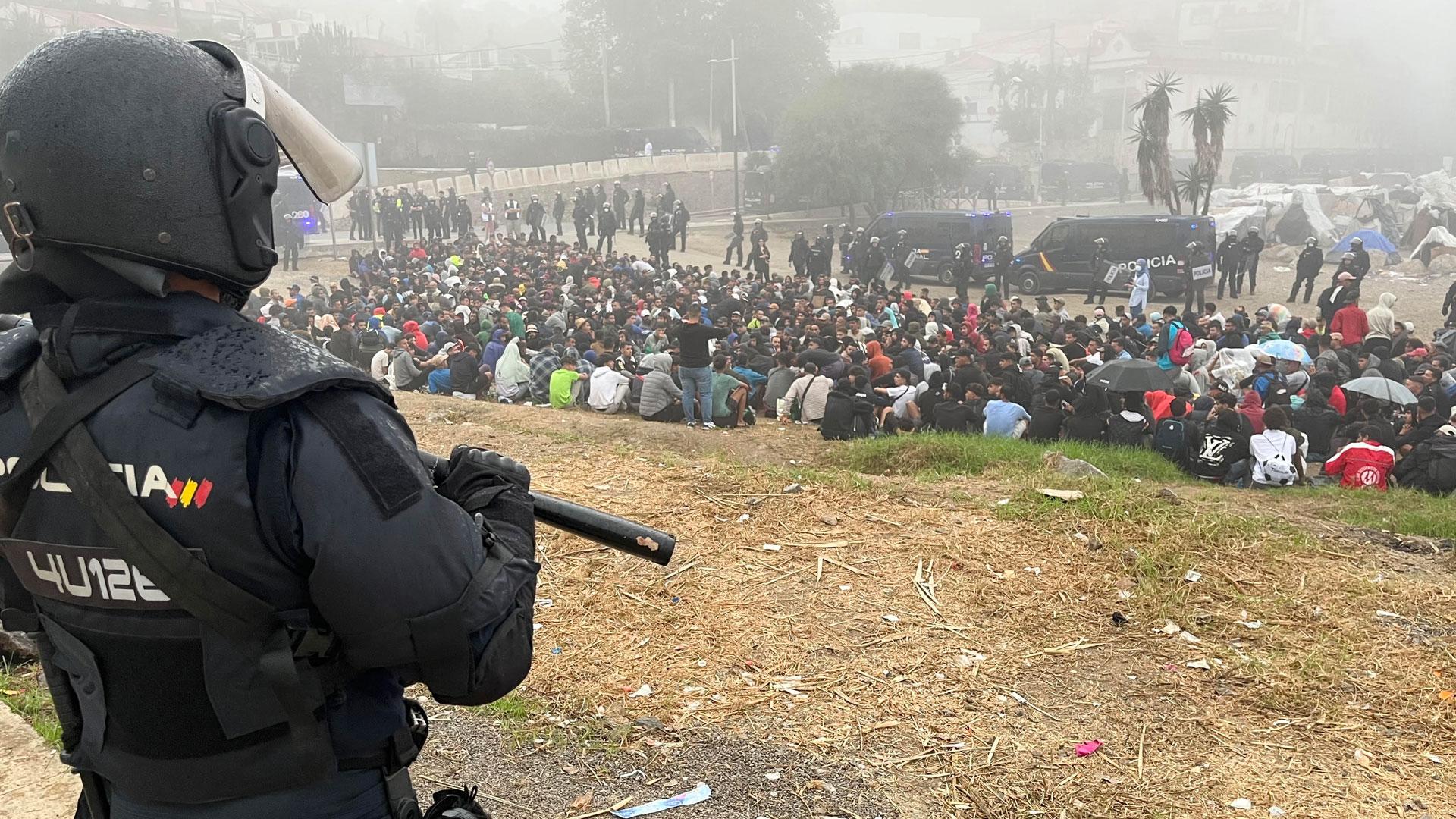 La Policía Nacional ha puesto en marcha a primeras horas de la mañana de este domingo un dispositivo para comenzar a levantar el asentamiento de la playa del Trampolín de Ceuta, donde viven más de 3.000 migrantes