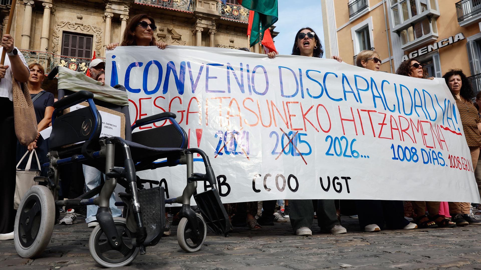 Trabajadores del sector de la discapacidad, convocados por los sindicatos ELA, LAB, CCOO y UGT, se han manifestado este domingo en Pamplona para exigir el desbloqueo del convenio
