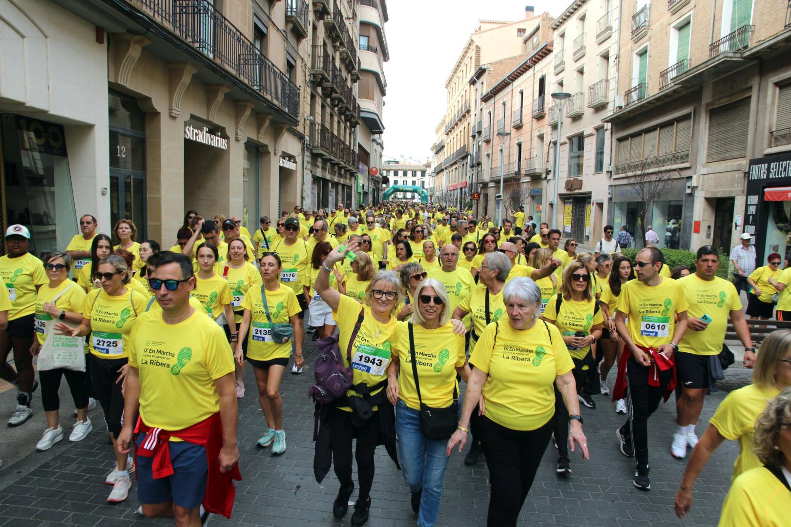 Instante de la salida de la marcha desde la plaza de los Fueros a traves de la calle Gaztambide-Carrera