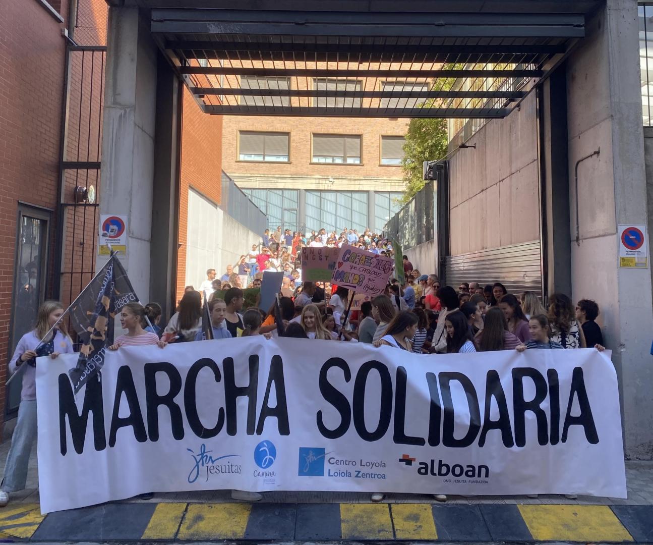 Alumnas de Jesuitas encabezaron ayer pasadas las doce del mediodía la marcha solidaria a su salida del Colegio San Ignacio