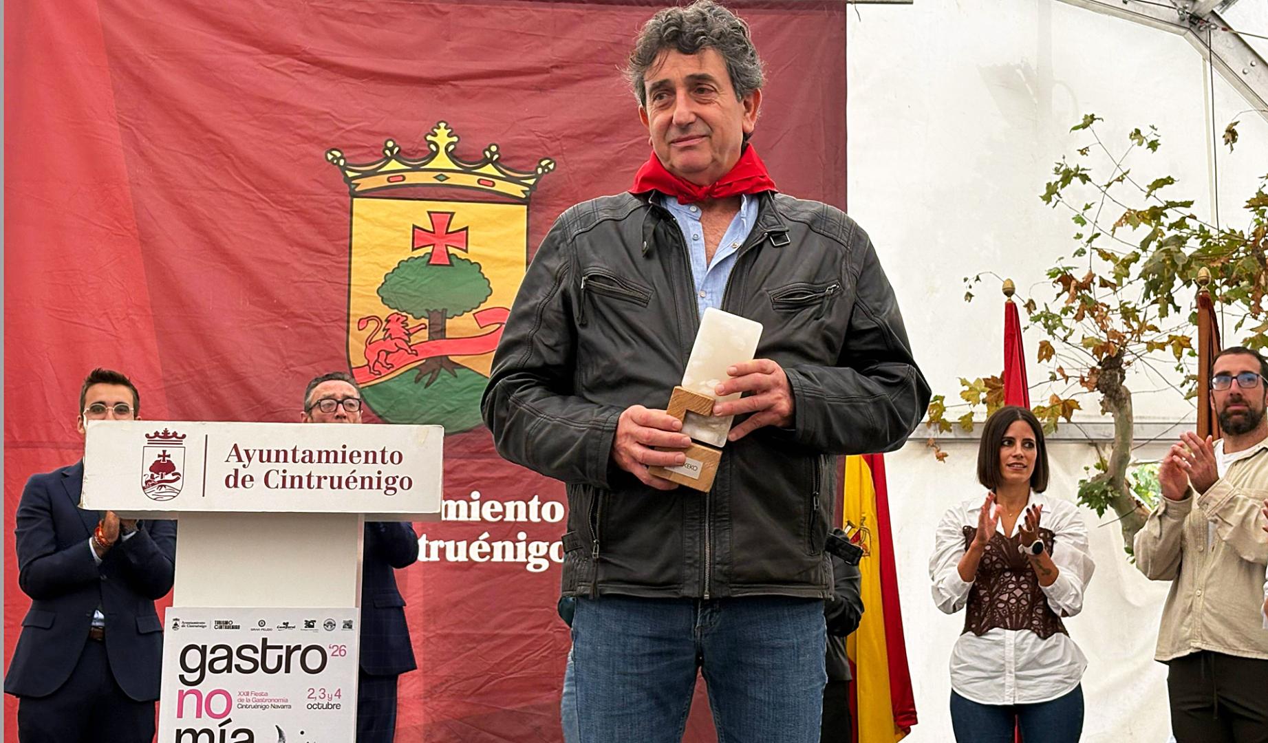 Sosteniendo el trofeo, Ángel Félix Sáenz Inestrillas en el tercer día de la XXIII fiesta de la gastronomía de Cintruénigo