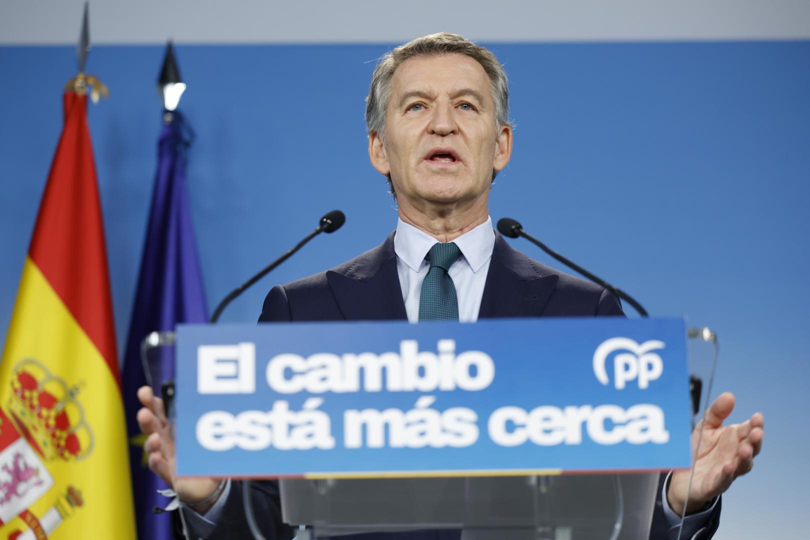 El líder del Partido Popular Alberto Núñez Feijóo durante una comparecencia en la sede del partido en la calle Génova de Madrid este lunes para hacer una valoración sobre el anuncio del presidente del Gobierno, Pedro Sánchez, de convocar elecciones el próximo 29 de noviembre