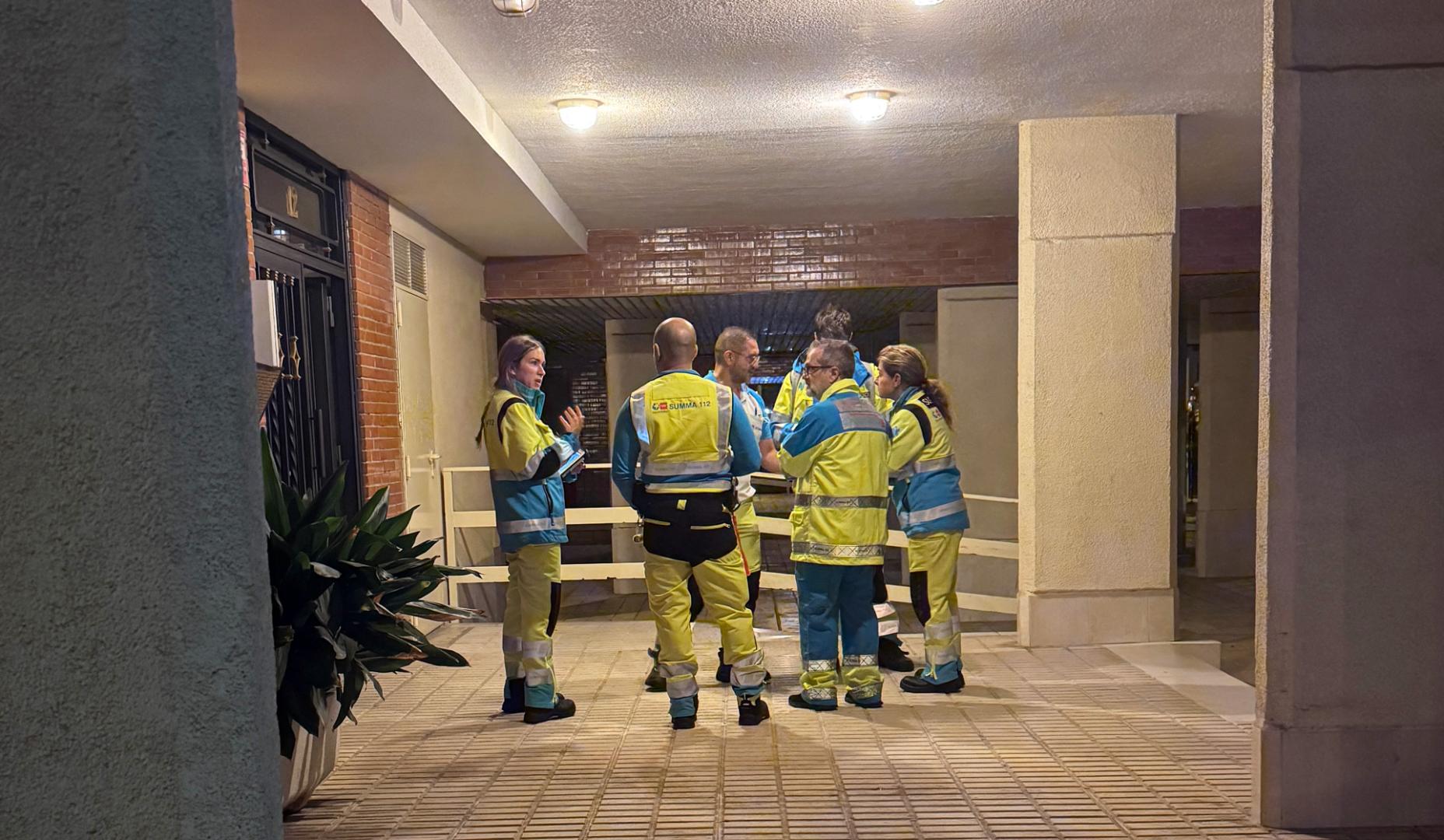 Servicios de Emergencias en el exterior de la vivienda donde han ocurrido los hechos