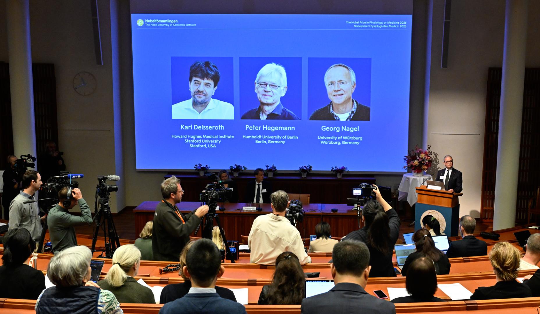 Miembros del jurado anuncian a los ganadores del Nobel de Medicina 2026: Karl Deisseroth, Peter Hegemann y Georg Nagel