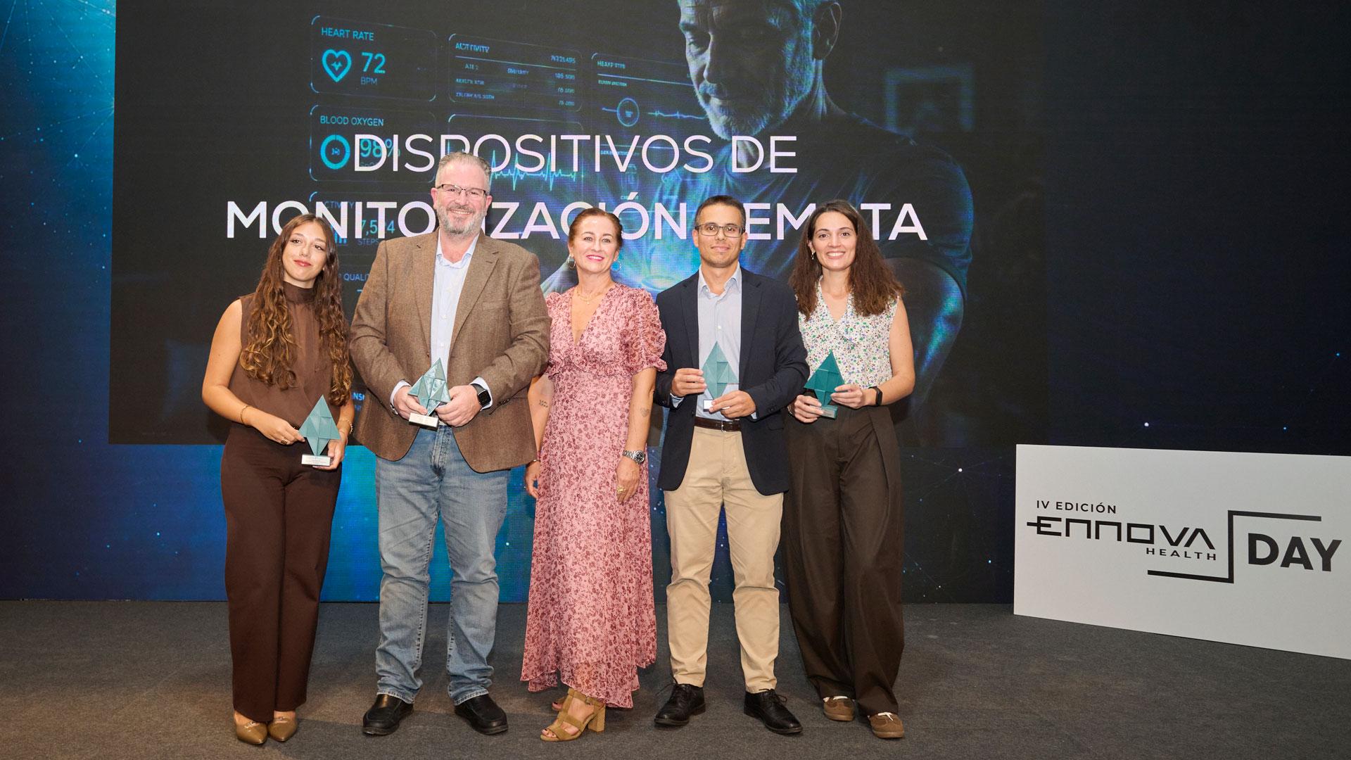 Rubén Castejón, segundo por la izquierda, con el premio