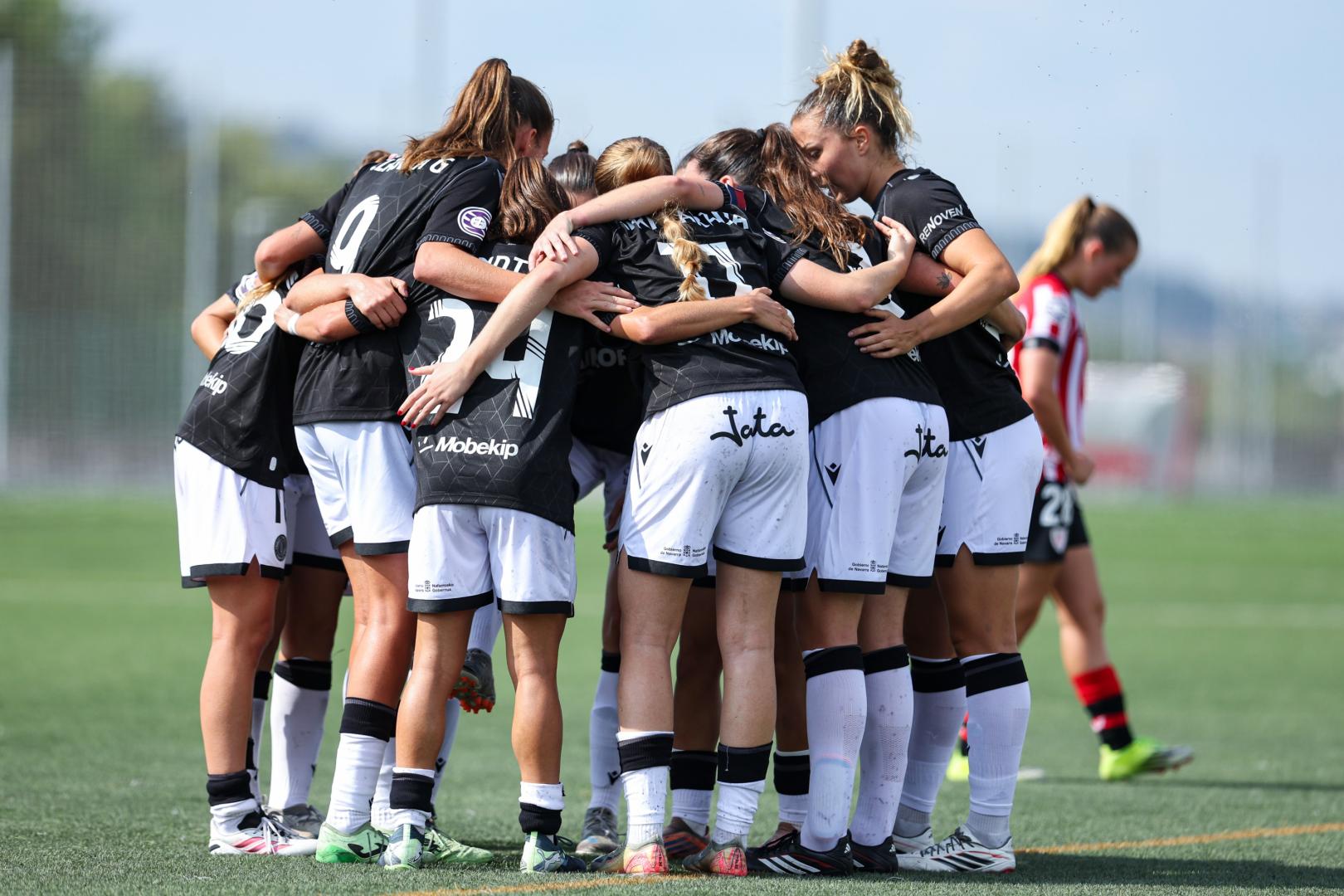Las jugadoras de Osasuna Femenino celebran uno de los seis goles en Lezama