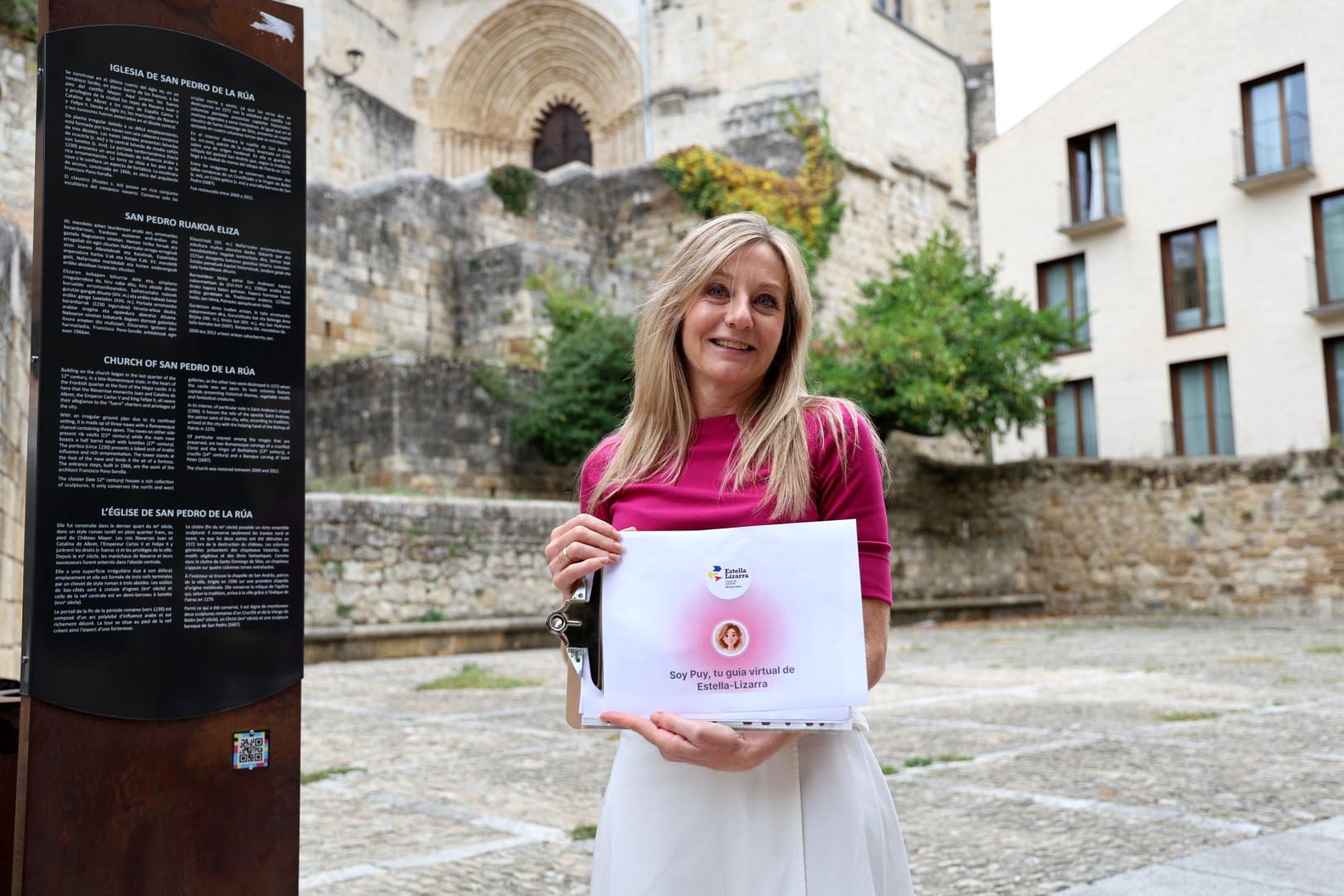 La concejala Cristina Pérez presentó la nueva herramienta en la escalinata de San Pedro.
