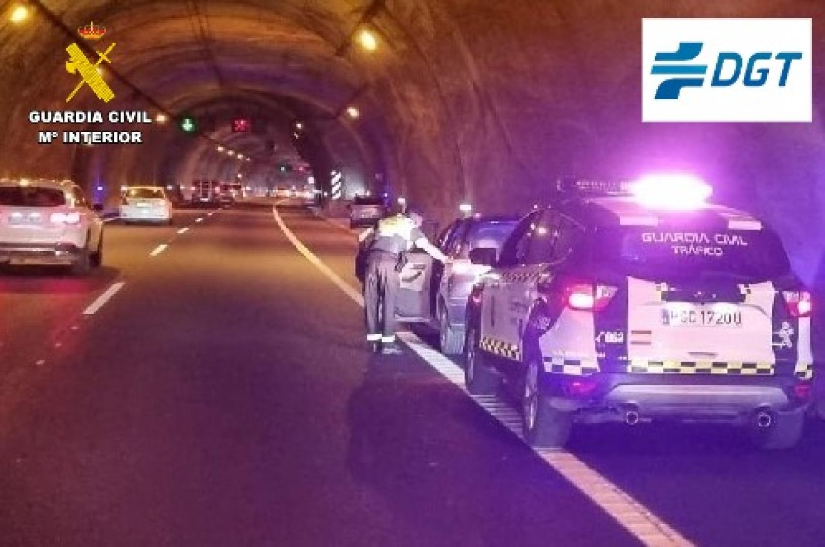 Imagen de la Guardia Civil atendiendo el accidente dentro del túnel de El Perdón