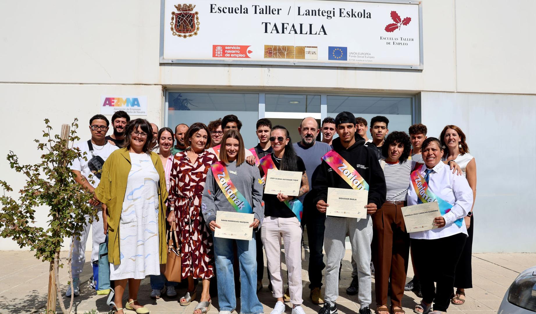 El alumnado y los representantes institucionales y equipo docente tras la clausura del taller