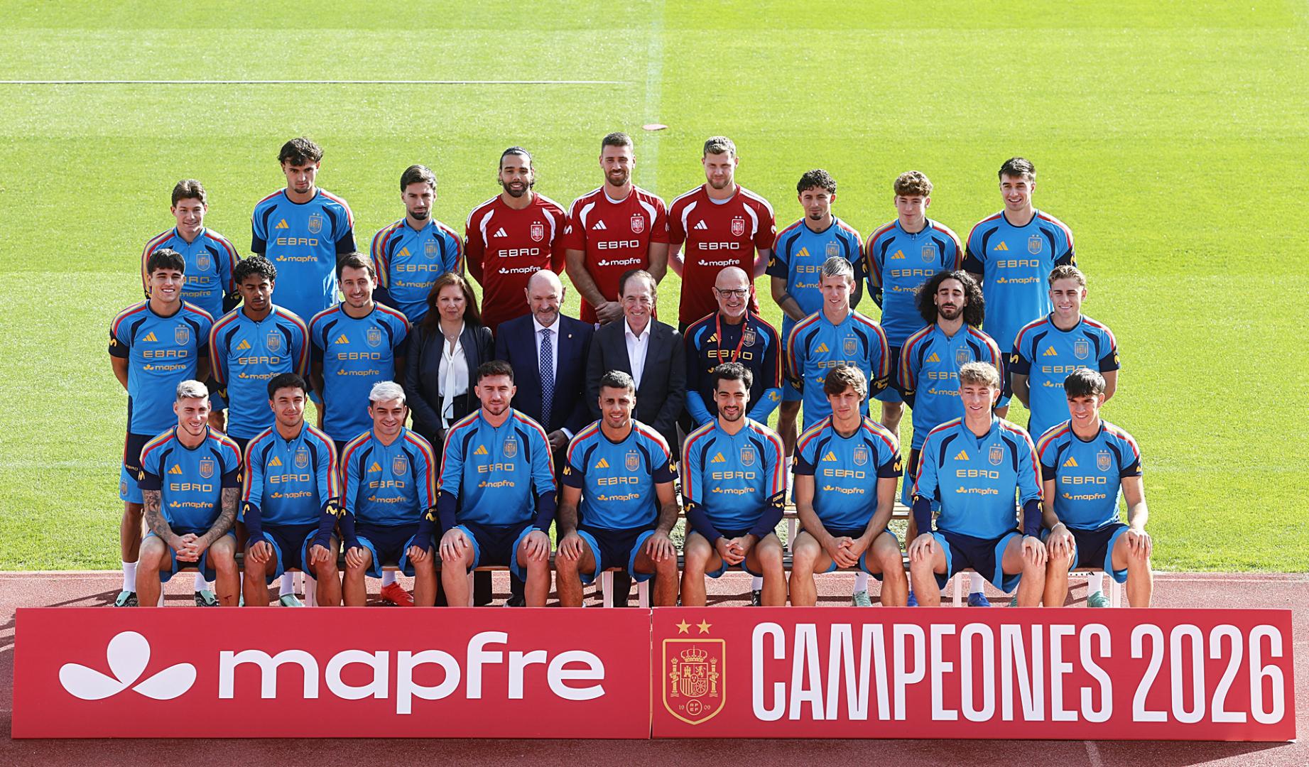 Foto de familia de los jugadores y el equipo técnico durante el entrenamiento del equipo en la Ciudad del Fútbol de Las Rozas, en Madrid este lunes 5 de octubre para preparar su partido contra Croacia