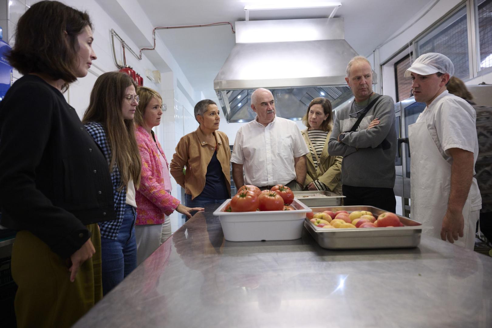 Visita oficial a las instalaciones del comedor del colegio público Erleta de Leitza