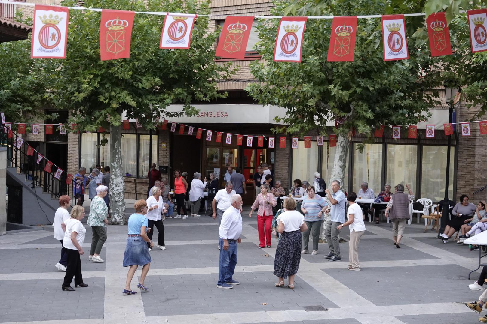 Baile en El Prau por la reinauguración del club de jubilados de Sangüesa