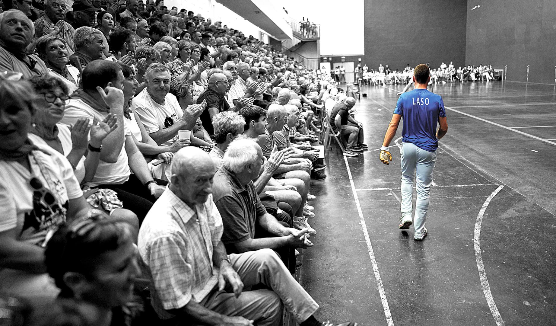 Unai Laso hace su entrada en la cancha en el frontón de Bera durante un partido del Masters