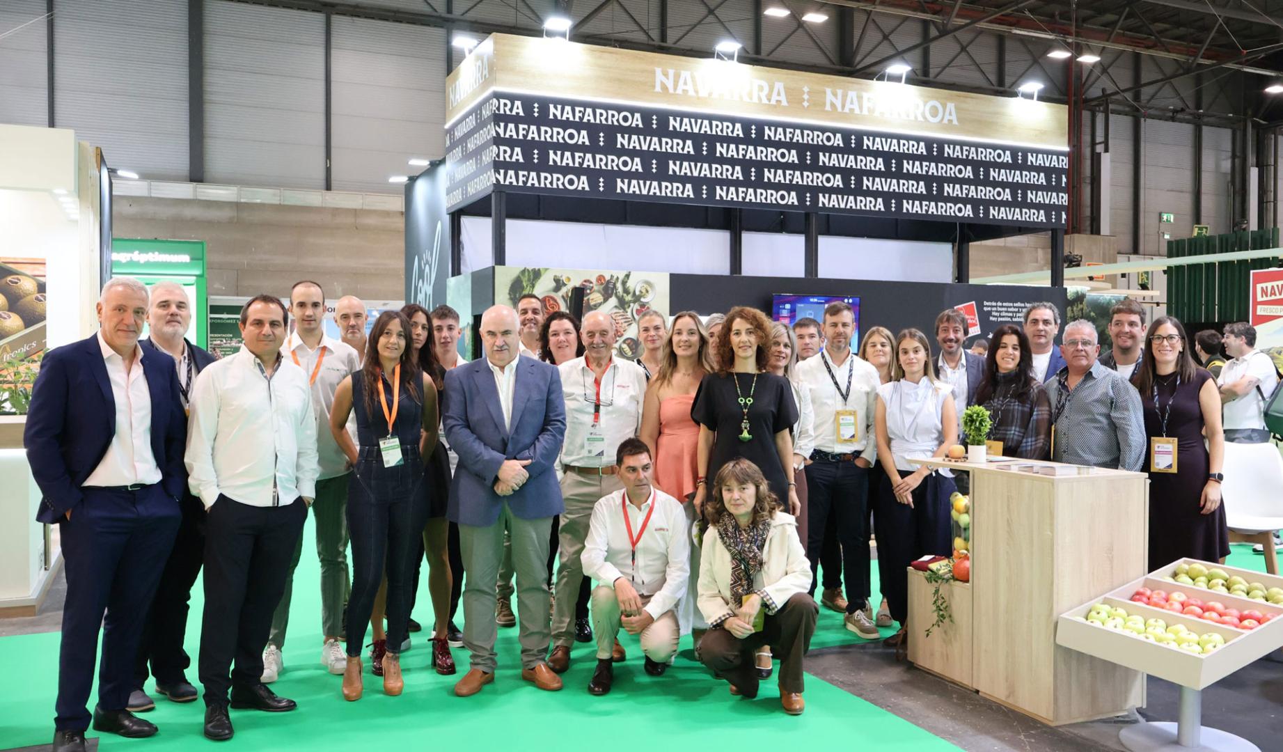 El consejero Aierdi posa junto a los representantes de las empresas navarras presentes en la feria Fruit Attraction en Madrid.