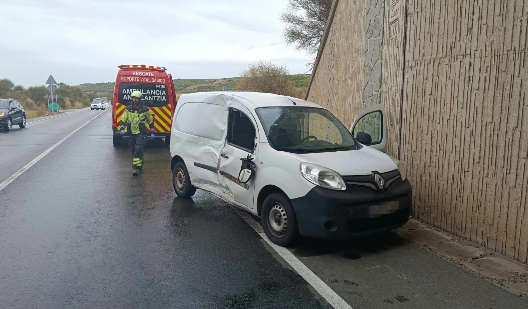 Servicios de emergencias, junto al vehículo accidentado en Funes