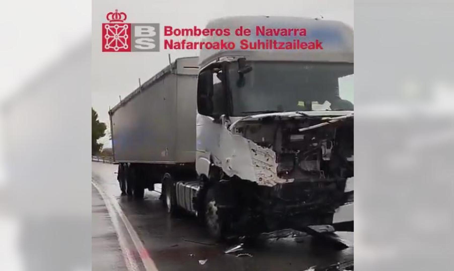 Estado del camión tras chocar con el coche en Cintruénigo
