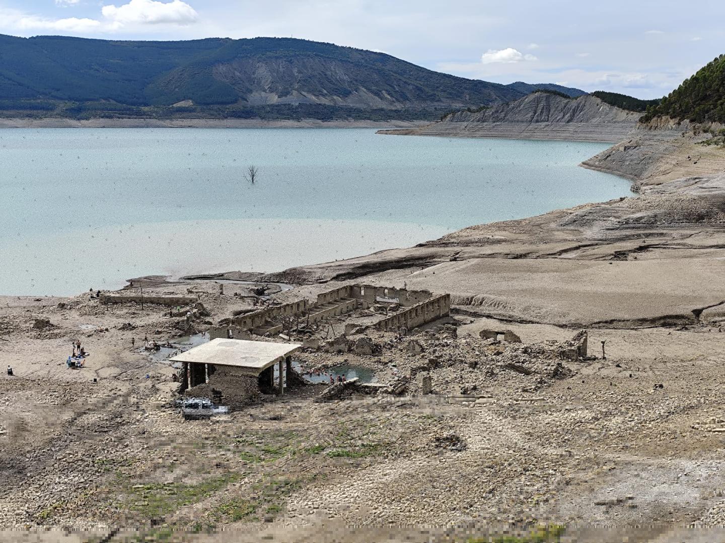 La reserva de agua de los embalses navarros sigue descendiendo esta semana. En la imagen, vista de Yesa el pasado domingo 4 de octubre