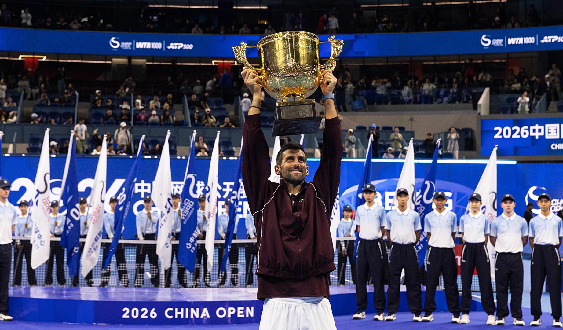 Novak Djokovic levanta el trofeo tras proclamarse campeón del Abierto de China 2026