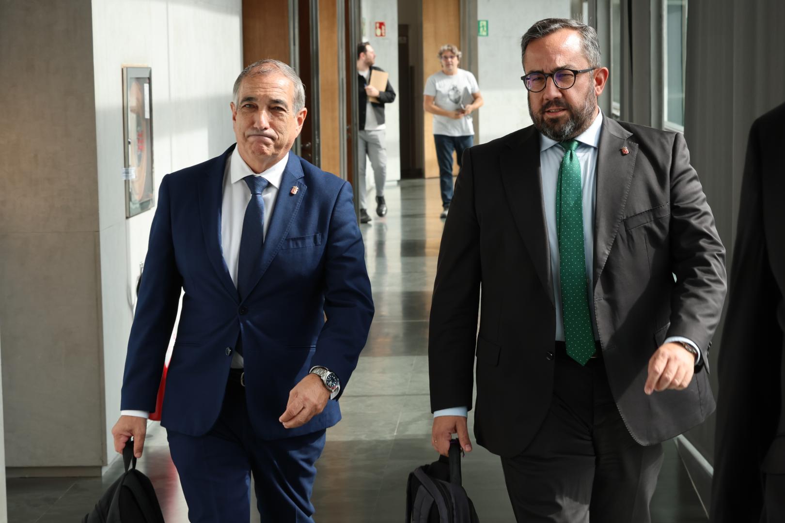 Óscar Chivite y Javier Remírez, en los pasillos del Parlamento de Navarra