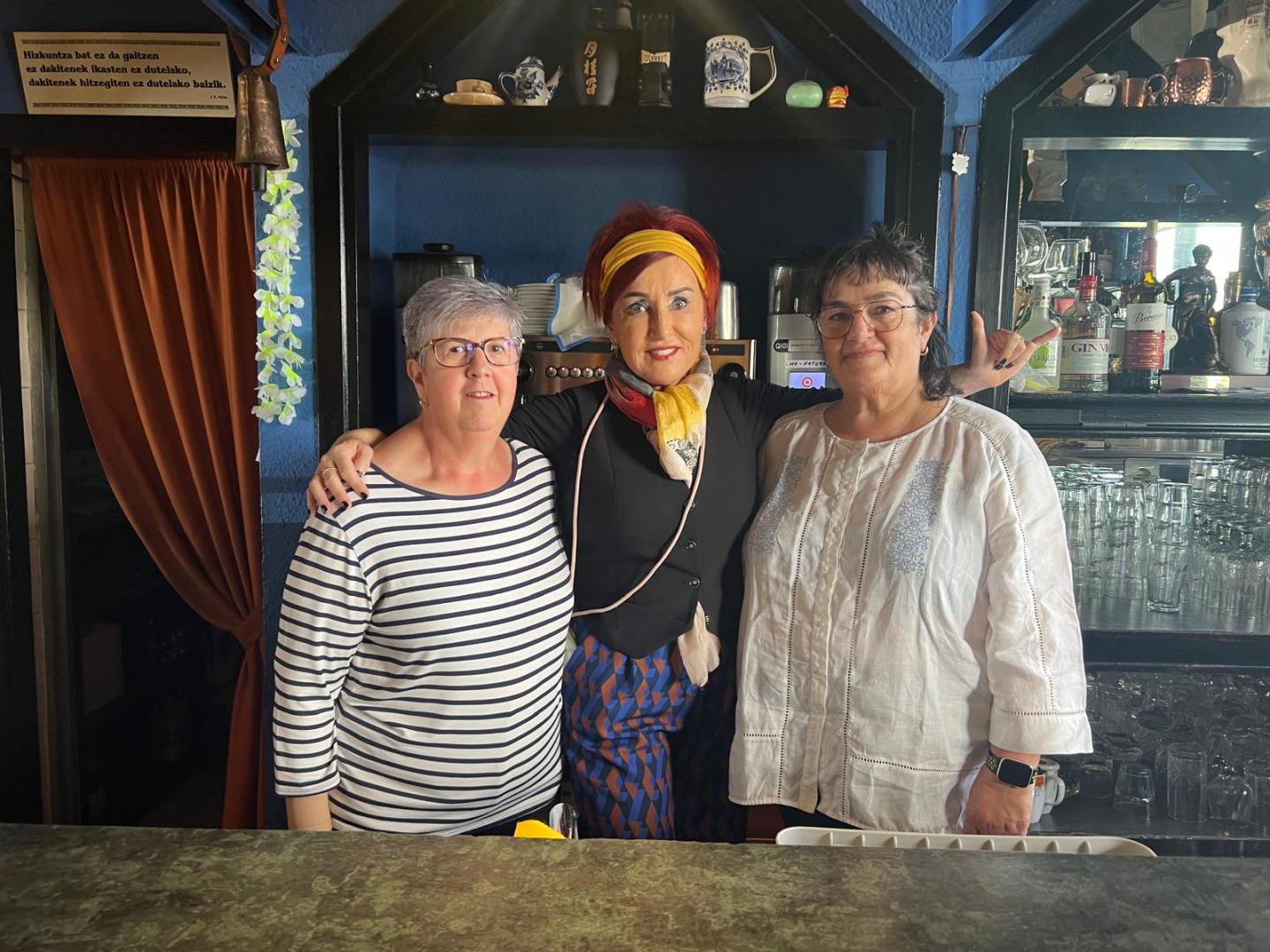 De izquierda a derecha, Lourdes Echarri Begiristain y las fermanas Alicia y Begoña Garro Echarri.