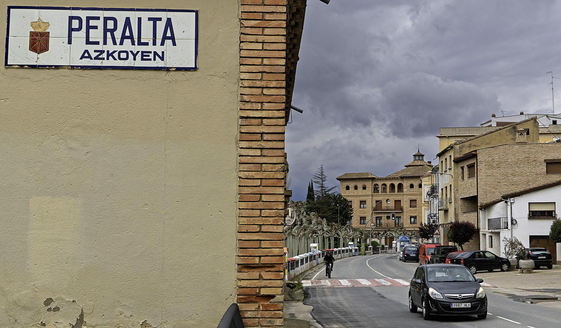 Imagen del acceso a Peralta desde la travesía