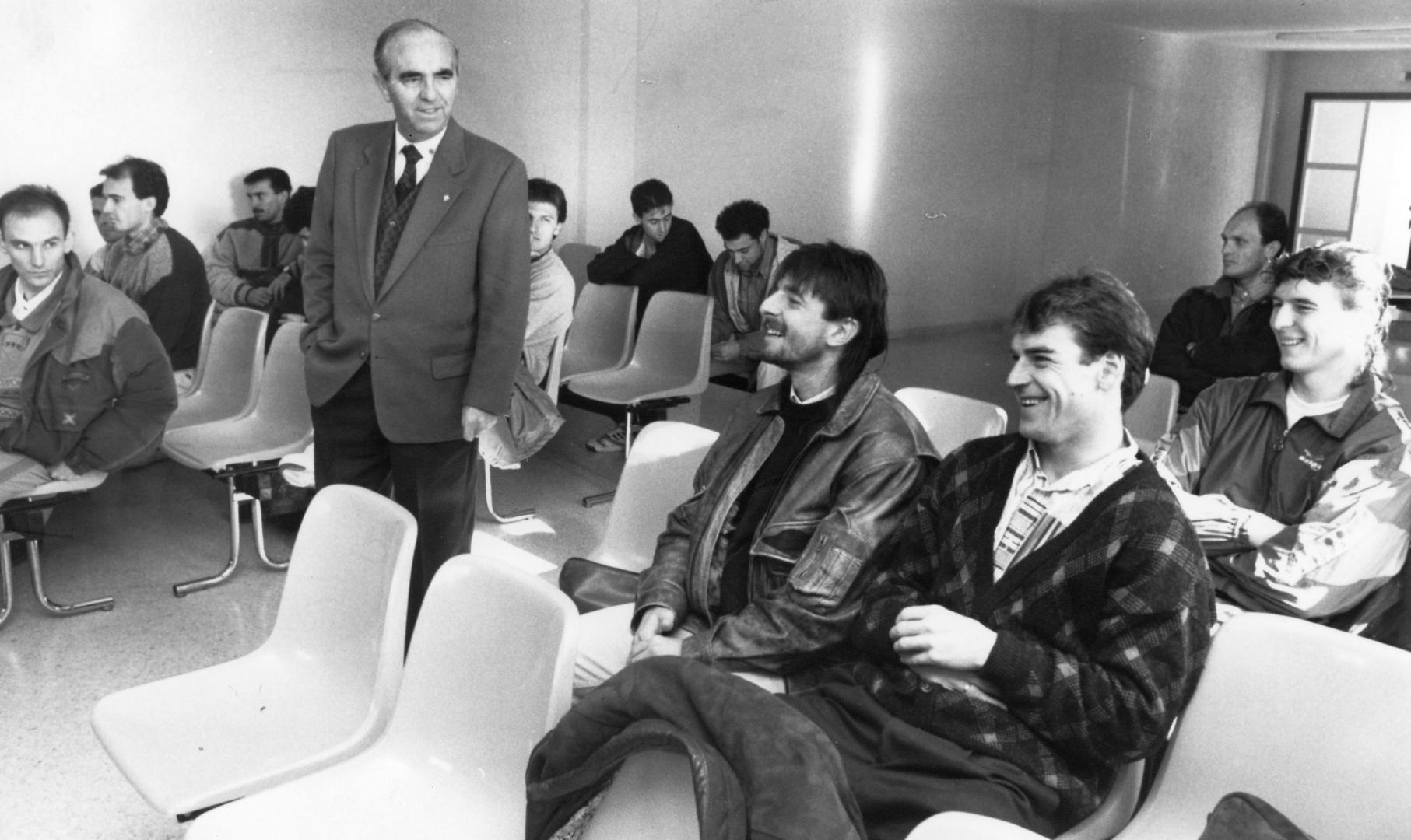 Ziober, sentado junto a Urban y sus compañeros de equipo ante la mirada de Fermín Ezcurra. Era el inicio de la temporada 1993-94 y la imagen se tomó en las instalaciones de Tajonar