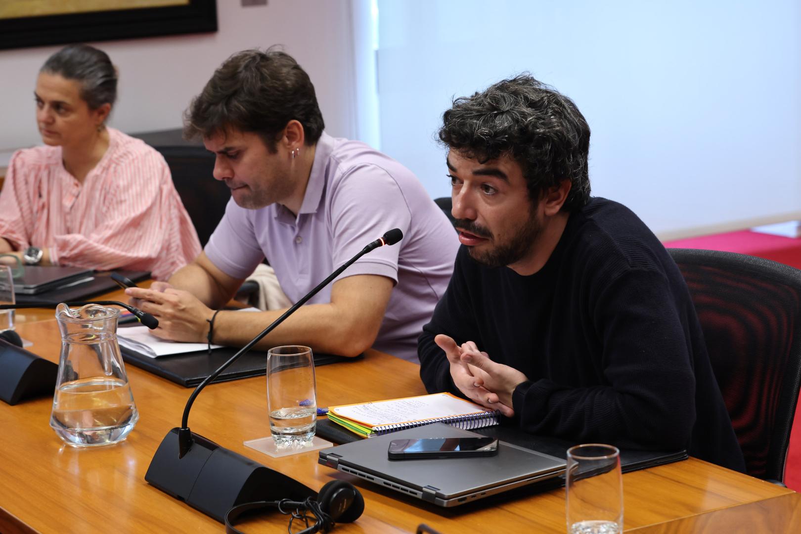 Blanca Regúlez y Pablo Azcona, de Geroa Bai, y Miguel Garrido, de Contigo Navarra, durante la comparecencia parlamentaria sobre la gestión de las obras de duplicación del túnel de Belate